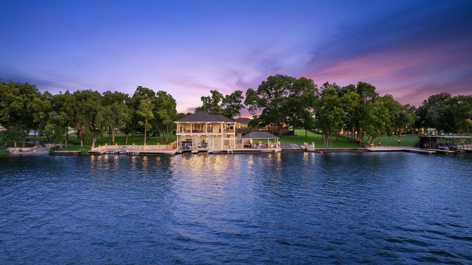 Exterior, Lake