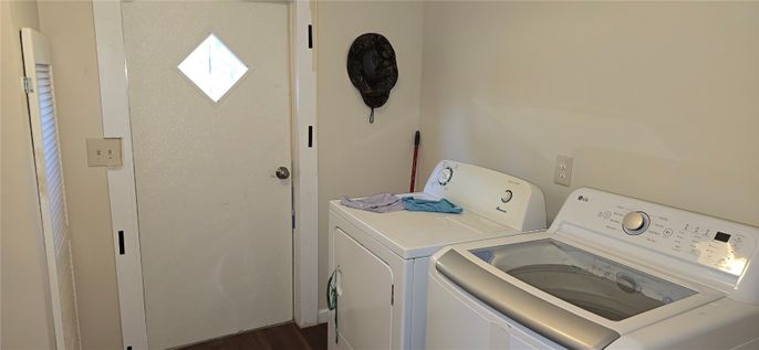 Interior, Washer, Wood Texture Flooring