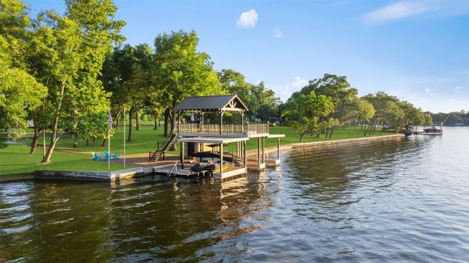 Exterior, Lake