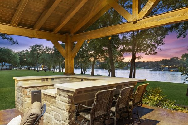 Exterior, Lake