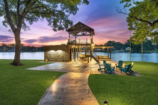 Exterior, Lake