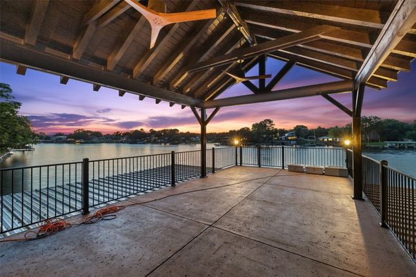 Exterior, Lake