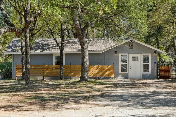 Exterior, Facade, Ranch