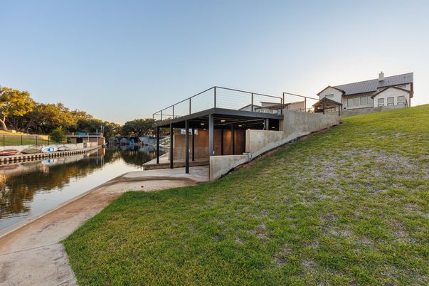 Exterior, Lake