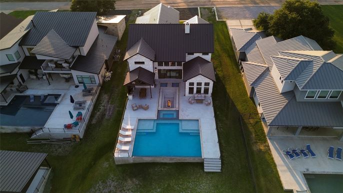 Exterior, Drone