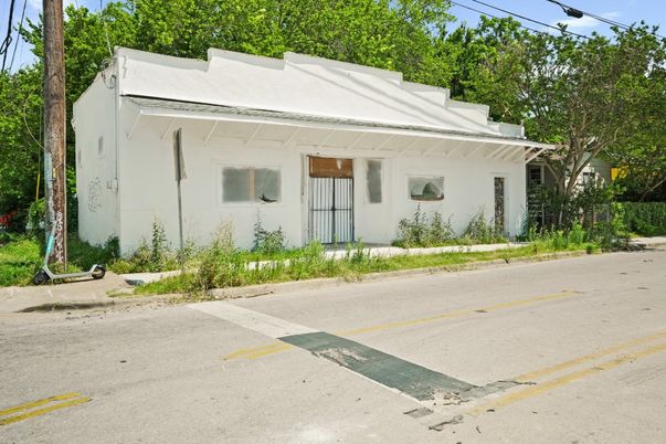 Exterior, Facade, Ranch
