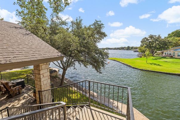 Exterior, Lake
