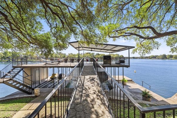 Exterior, Lake