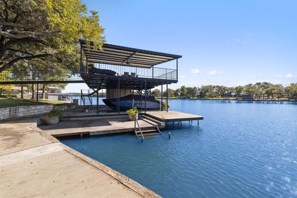 Exterior, Lake