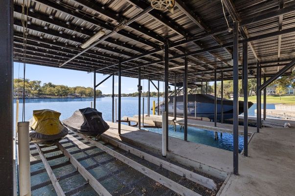 Exterior, Lake