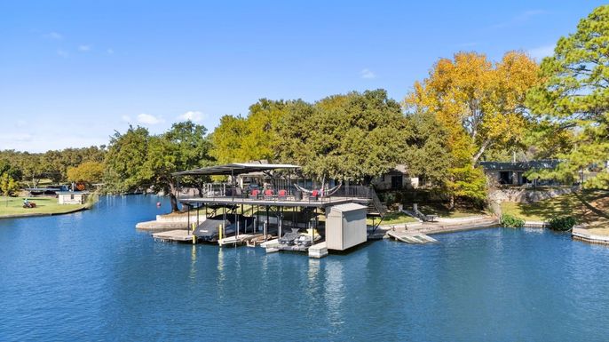 Exterior, Lake