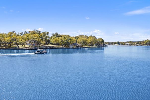 Exterior, Lake