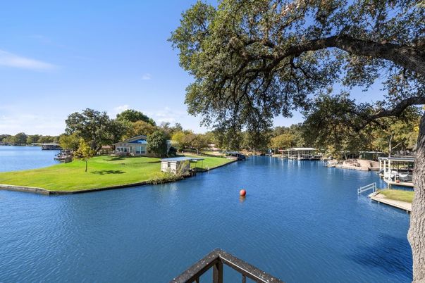 Exterior, Lake