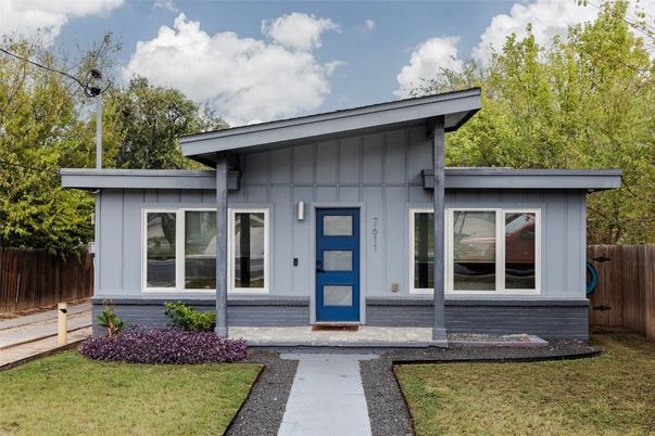 Exterior, Facade, Modern