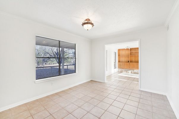 Empty room, Interior