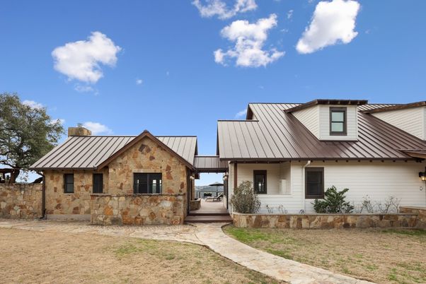 Exterior, Facade, Farmhouse
