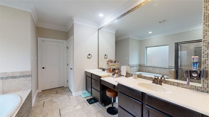 Bathroom, Dual Sink Vanities, Interior, Recessed Lighting
