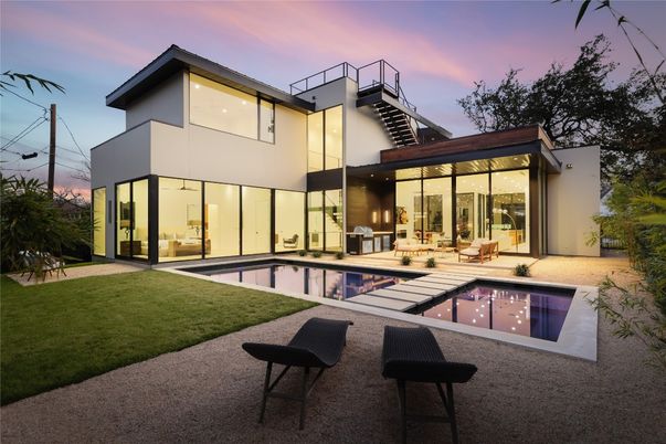 Backyard, Exterior, Facade, Pool, Modern