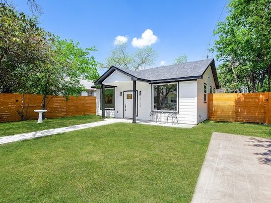 Backyard, Exterior, Facade, Ranch