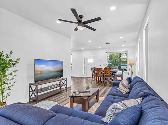 Dining room, Interior, Living room, Pendant Lights, Recessed Lighting, Wood Texture Flooring