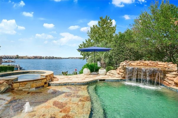 Exterior, Lake