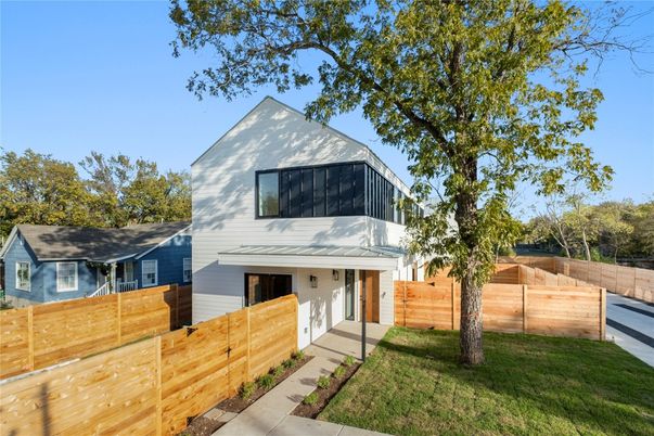 Exterior, Facade, Modern