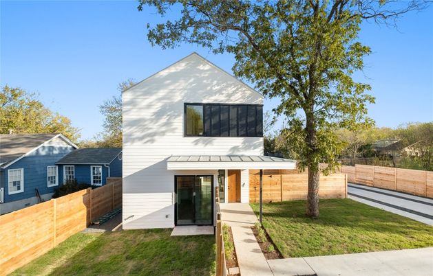 Backyard, Exterior, Facade, Modern