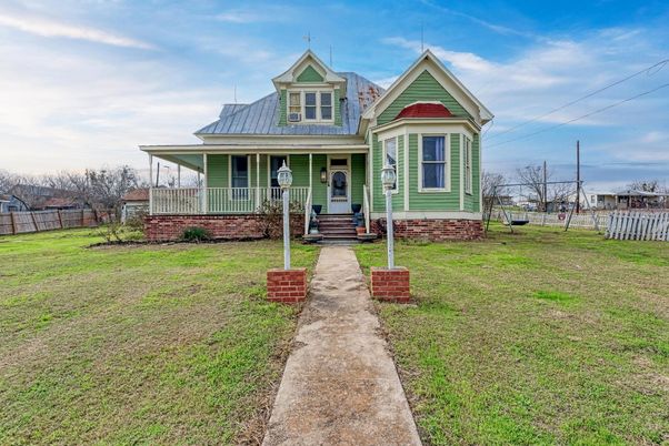 Backyard, Exterior, Facade, Queen Anne Victorian