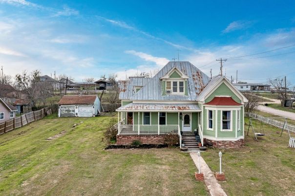 Backyard, Exterior, Facade, Queen Anne Victorian