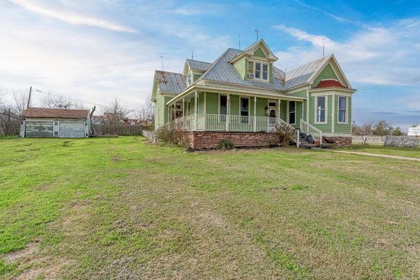Backyard, Exterior, Facade, Queen Anne Victorian
