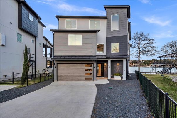 Attached, Exterior, Facade, Water, Modern