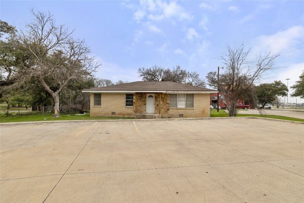 Backyard, Exterior, Facade, Brick Facade, Ranch