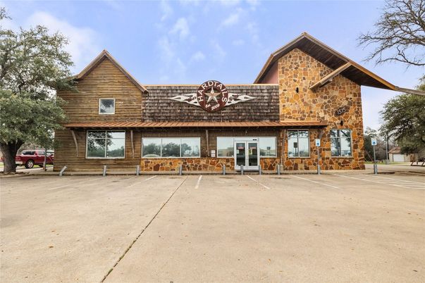 Exterior, Facade, Log Home