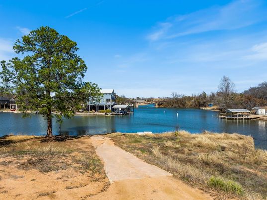 Exterior, Lake