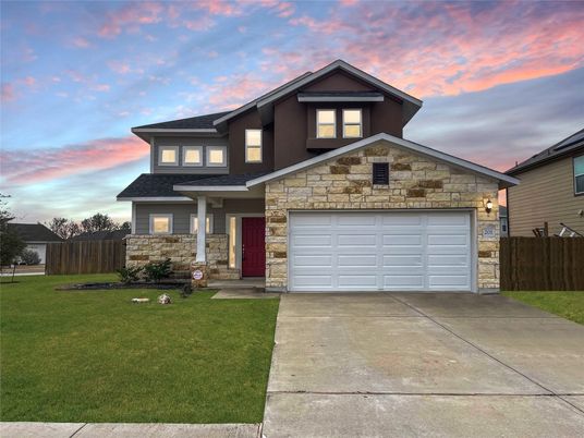 Attached, Exterior, Facade, American Craftsman