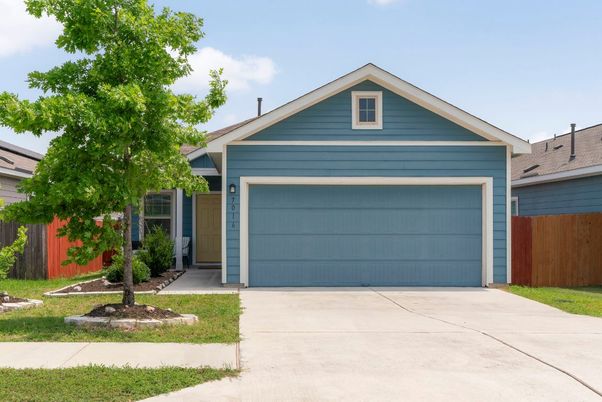 Attached, Exterior, Facade, American Craftsman