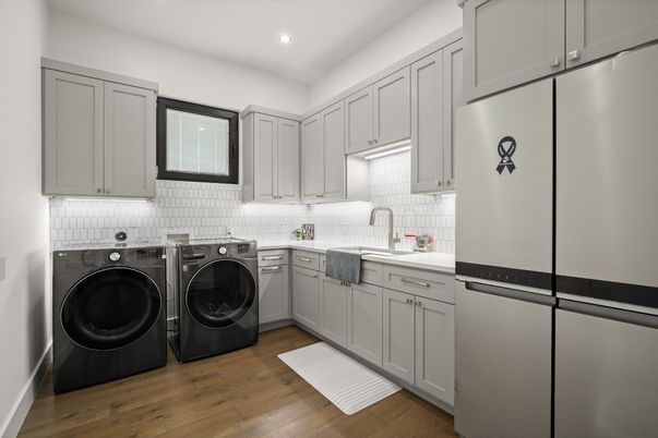 Interior, Recessed Lighting, Washer, Wood Texture Flooring