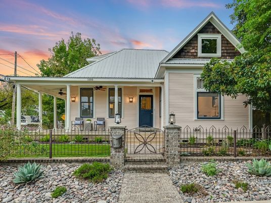Exterior, Facade, Queen Anne Victorian