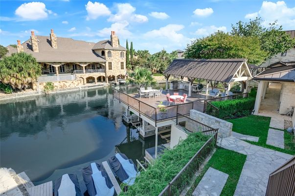 Exterior, Lake