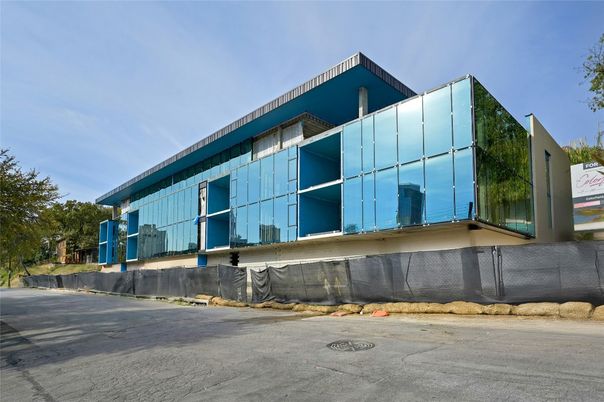 Exterior, Facade, Modern