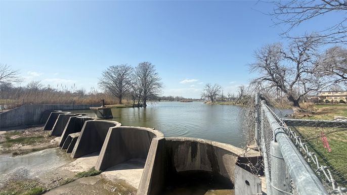 Exterior, Lake