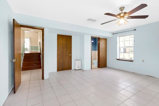 Empty room, Interior