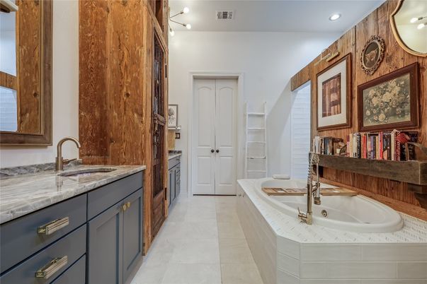 Bathroom, Dual Sink Vanities, Interior, Recessed Lighting