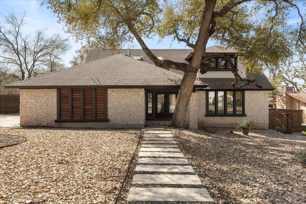 Exterior, Facade, Ranch