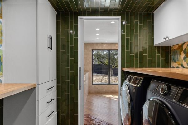 Interior, Recessed Lighting, Washer, Wood Texture Flooring