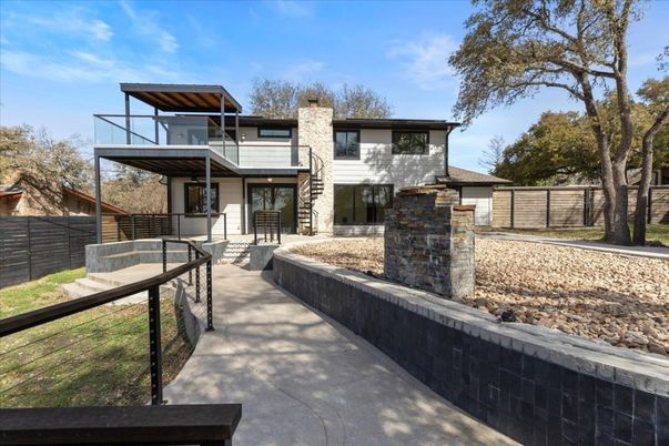 Exterior, Facade, Modern