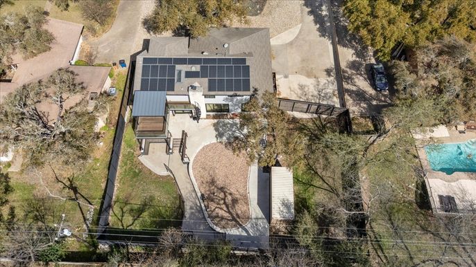 Exterior, Drone