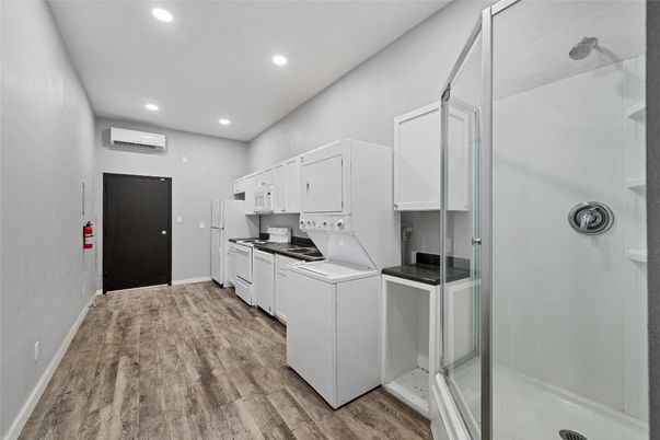 Interior, Recessed Lighting, Washer, Wood Texture Flooring