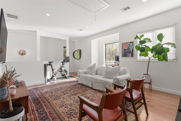 Fitness Equipment, Interior, Living room, Recessed Lighting, Wood Texture Flooring