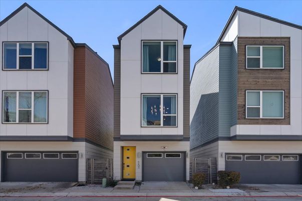 Attached, Exterior, Facade, Rowhouse